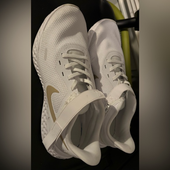 Like New Nike Women's Revolution 5 FlyEase Running Shoe size 11 - Picture 3 of 11